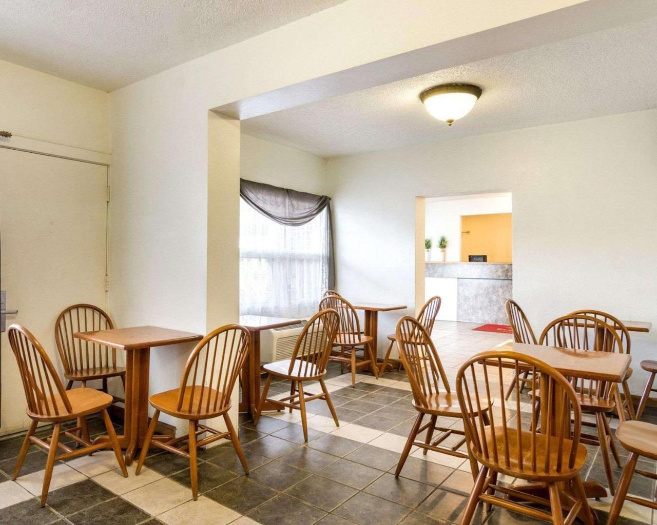 Econo Lodge Topeka Dış mekan fotoğraf